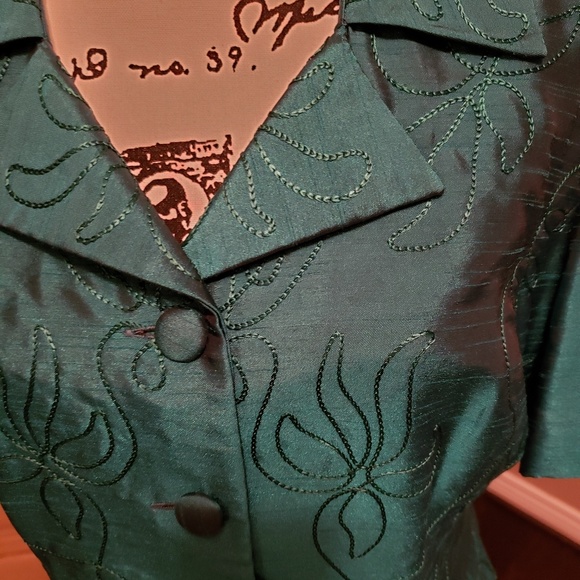 Skirtsuit - Picture 3 of 4